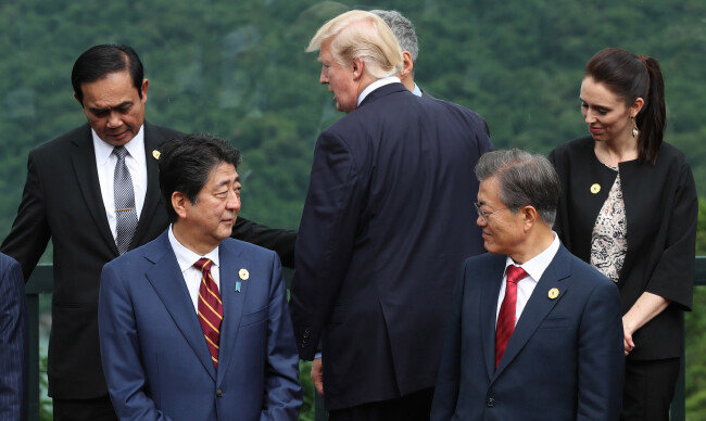 문재인 대통령이 11월 11일 베트남 다낭 인터컨티넨탈 호텔에서 열린 아시아태평양경제협력체(APEC) 정상회의에서 아베 신조 일본 총리와 인사를 나누고 있다. 최상용 전 주일대사는 “문재인 대통령이 김대중-오부치 공동선언을 과감하게 받아들여 그것을 바탕으로 한일관계를 풀어야 한다”고 했다. [뉴시스]
