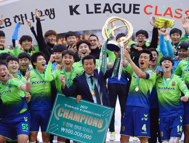 10월 29일 제주 UTD와의 경기에서 승리하며 ‘KEB하나은행 2017 K리그 클래식’ 우승을 확정 지은 전북 현대 선수들이 경기 후 시상식에서 환호하고 있다. [동아DB]