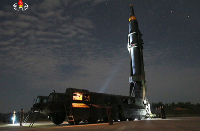 9월 15일 북한 평양 순안비행장에서 중장거리탄도미사일 ‘화성-12형’이 발사되는 모습.[조선중앙TV]