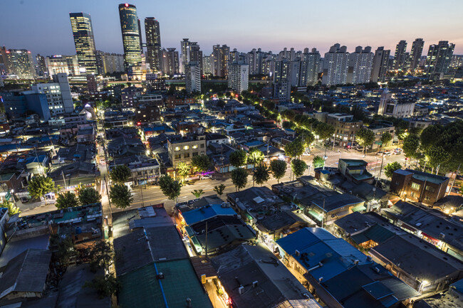 공장과 아파트 불빛으로 채워진 문래동의 밤.