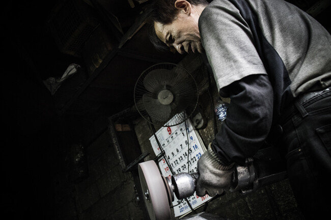 연마제를 바르고 천이 달린 전동휠로 광택을 내는 일명 ‘빠우’ 작업을 하는 모습.