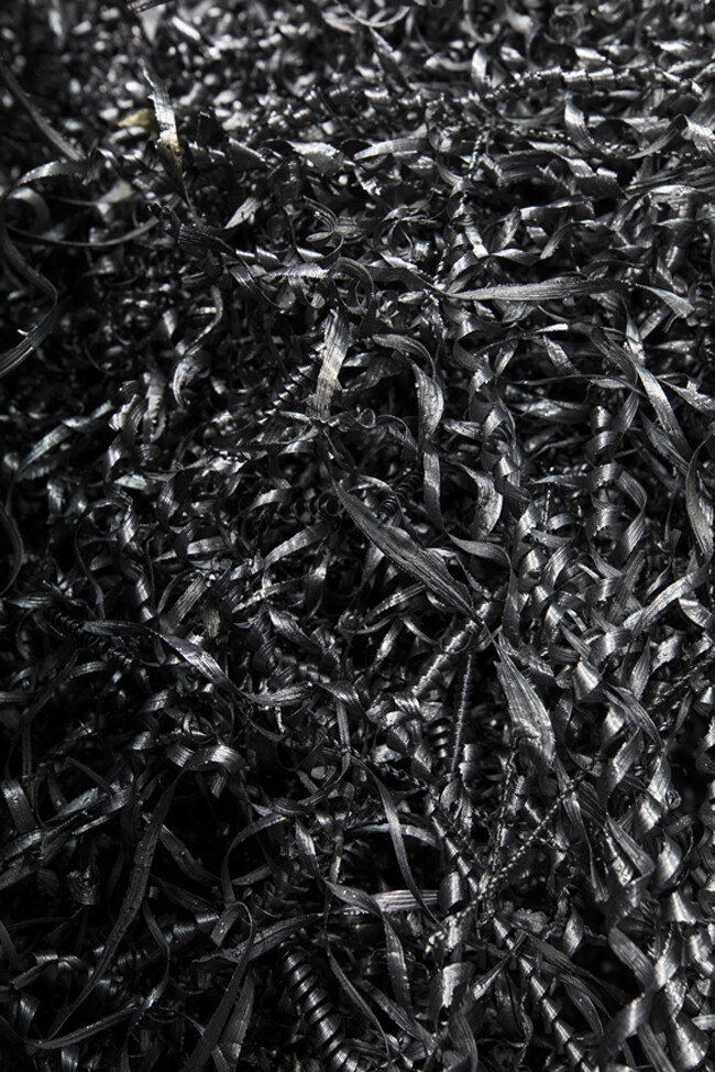 다듬고 남은 쇳조각들.