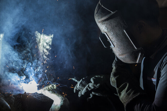 용접 중인 작업자의 모습. 보기에는 쉬워 보여도 고난도 기술을 요한다.