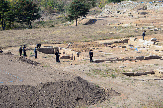 개성 만월대 출토 유물 남북 공동 전시회 개막식 및 학술회의가 2015년 10월 15일 개성 고려성균관에서 열렸다. 개성 만월대는 고려 왕궁터이자 유네스코 세계유산이다.
