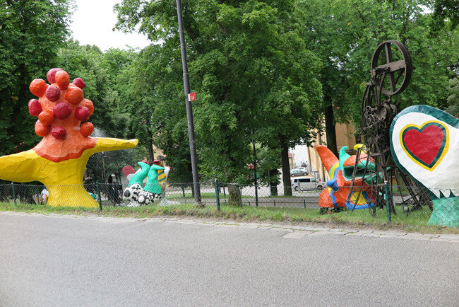스톡홀름 현대미술관 입구에 놓인 조각 작품들.[최정표]
