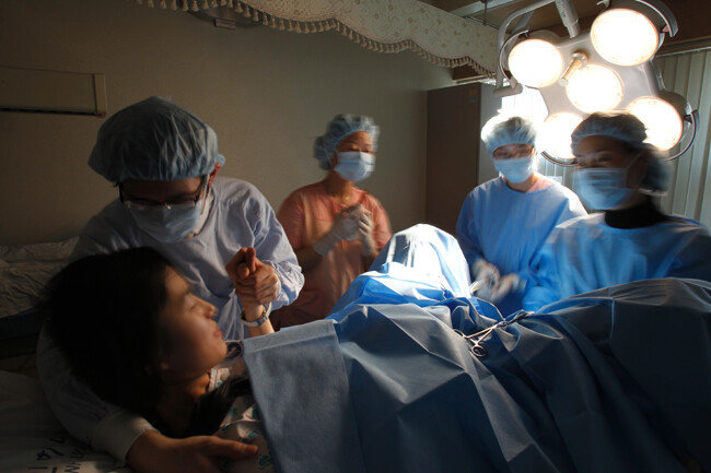 인체는 출생 과정에서 처음으로 미생물을 받아들인다.[동아DB]