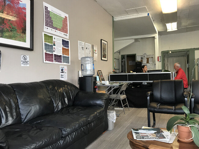 미션 스트리트 마리화나 판매점에서 걸어서 5분쯤 떨어진 거리에 있는 마리화나 의사의 병원 내부 풍경. 오른쪽의 빨간색 옷을 입은 중년 백인남성이 상담 중이다.