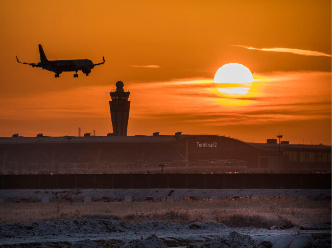인천국제공항 제2여객터미널 위로 붉은 태양이 떠오르고 있다.[조영철 기자]