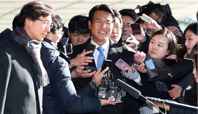 이명박 정부 시절 국군 사이버사령부의 정치개입 행위에 관여한 의혹을 받는 김태효 전 청와대 대외전략기획관이 2017년 12월 5일 서초구 서울중앙지검으로 소환되며 취재진 질문에 답하고 있다. [전영한 동아일보 기자]