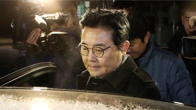 전병헌 전 청와대 정무수석이 2017년 12월 25일 새벽 구속영장이 기각된 뒤 경기 의왕시 서울구치소를 나와 차량에 오르고 있다. [뉴스1]