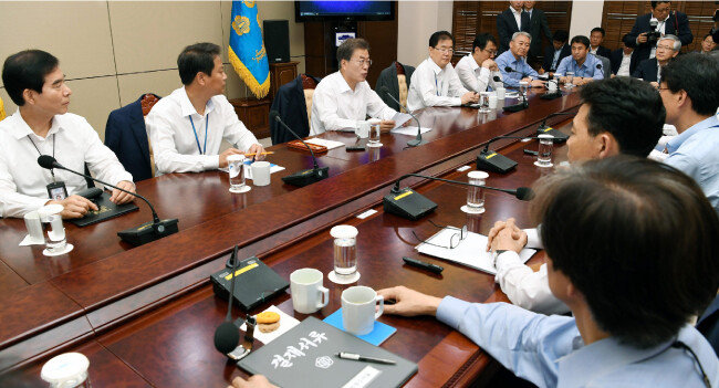 문재인 대통령이 2017년 10월 10일 오전 청와대 여민관에서 열린 수석보좌관회의에서 모두 발언을 하고 있다. [CDB]