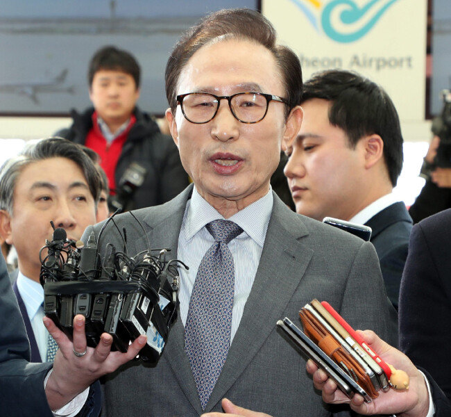 이명박 전 대통령이 2017년 11월 12일 바레인으로 출국하는 길에 인천국제공항 귀빈실 앞에서 문재인 정부의 ‘적폐청산’ 작업에 대한 입장을 밝히고 있다. [최혁중 동아일보 기자]