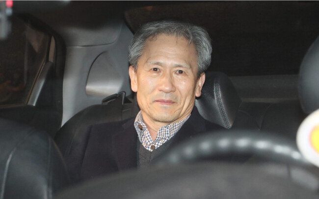 김관진 전 국방부 장관이 2017년 11월 22일 경기 의왕시 서울구치소에서 나와 집으로 향하는 차량에 타고 있다. [김동주 동아일보 기자]