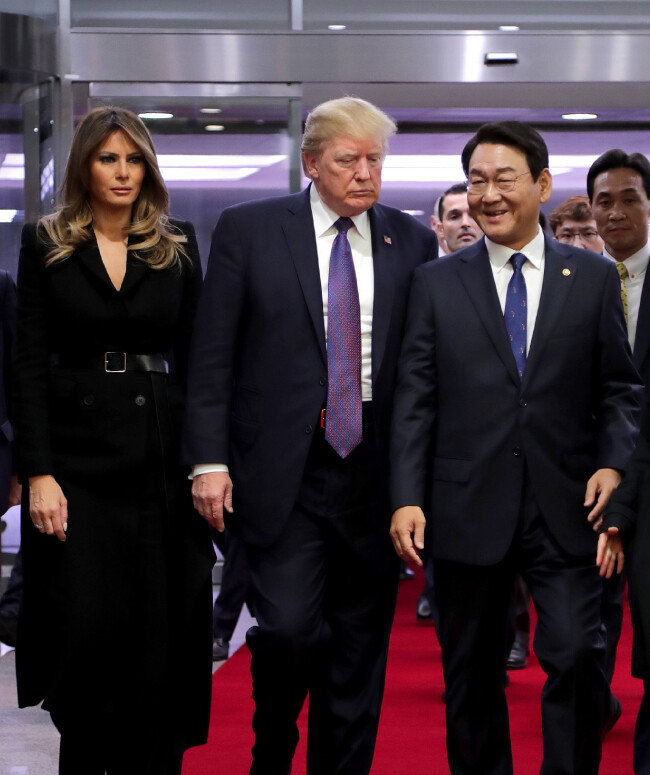 2017년 11월 9일 국회에서 김교흥 국회사무총장이 도널드 트럼프 미국 대통령 내외를 안내하고 있다.