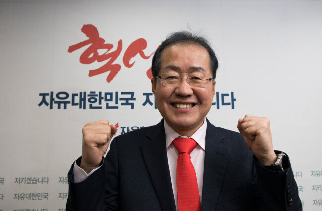 홍준표 대표는 “개헌 곁다리 투표는 옳지 않다”고 말한다. [조영철 기자]