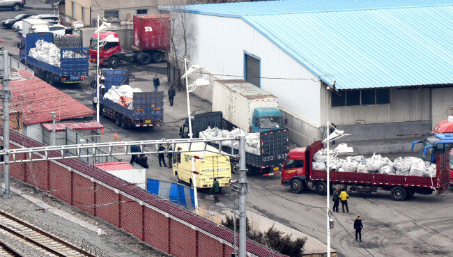 2016년 3월 2일 중국 단둥 세관을 통관해 중국으로 들어온 북한 화물들이 다른 지역으로 이동하고 있다. [뉴시스]
