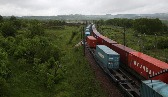 북한-러시아 접경도시 하산에서 블라디보스토크와 모스크바를 잇는 시베리아횡단철도(TSR)에 컨테이너를 가득 실은 열차가 달리고 있다. [박영대 동아일보 기자]