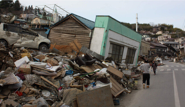2011년 동일본대지진 발생 한 달 후 게센누마 시 모습. 대지진과 지진해일로 도시 전체가 무너지고 말았다. [동아DB]