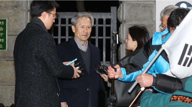 국군 사이버사령부의 온라인 여론조작 활동에 관여한 혐의로 구속된 김관진 전 국방부 장관이 구속적부심사에서 석방결정을 받고 2017년 11월 22일 오후 서울구치소에서 풀려나고 있다. 서울지방법원 영장전담판사의 구속영장을 발부받아 구속된 지 11일 만에 같은 법원 형사합의부에서 석방결정을 내려 논란을 낳았다. [김동주 동아일보 기자]