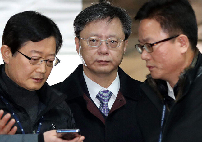 우병우 전 청와대 민정수석이 2017년 12월 14일 오전 서울중앙지법에서 세 번째 구속영장 실질심사를 받기 위해 법정으로 들어서고 있다. 그는 다음 날인 15일 새벽 결국 구속됐다. [전영한 동아일보 기자]