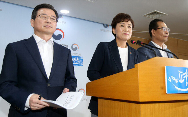 2017년 8월 2일 김현미 국토부 장관이 주택임대사업자 양성화 등 부동산 대책을 발표하고 있다. [동아DB]