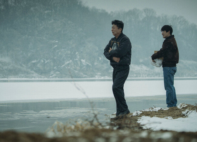 1987년 1월 서울 남영동 치안본부 대공분실에서 물고문을 받다 숨진 서울대생 박종철의 아버지(김종수)가 아들의 유해를 얼어붙은 임진강변에 뿌리며 오열하는 장면. ‘철아, 잘 가 그래이, 이 아버지는 할 말이 없데이’라는 그의 말은 동아일보 황열헌 기자의 단독보도로 세상에 알려졌다. [CJ엔터테인먼트 제공]