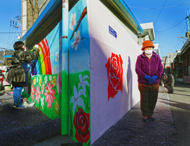 경기 의정부시 자금동. 그림을 그리는 자원봉사자와 동네 할머니. [박해윤 기자]