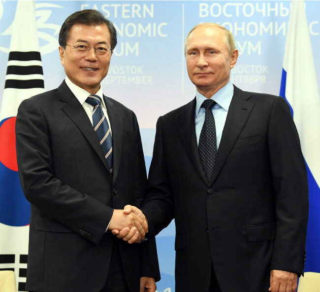 문재인 대통령과 블라디미르 푸틴 러시아 대통령이 2017년 9월 6일 블라디보스토크 극동연방대에서 단독 정상회담을 한 뒤 공동언론발표장에서 악수하고 있다. [청와대사진기자단]