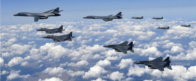 미국의 B-1B 전략폭격기(위 왼쪽부터 2대)와 F-35B 스텔스 전투기(오른쪽 4대)가 2017년 9월 18일 한반도로 전개해 강원도에서 북한 내 표적을 상정하고 폭탄을 투하하는 훈련을 실시했다. [동아DB]