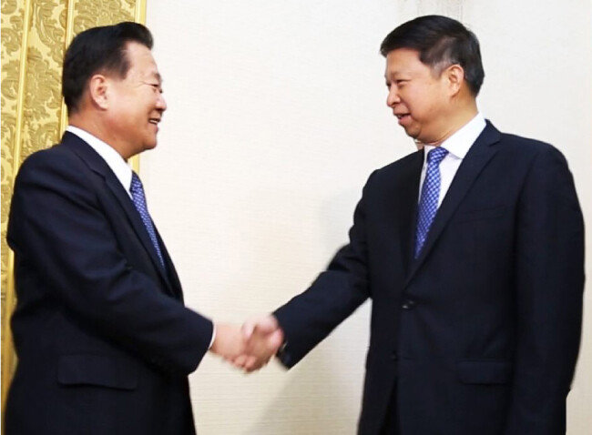 2017년 11월 17일 평양 만수대의사당에서 최룡해 당 중앙위 부위원장이 쑹타오 중국특사를 접견하고 있다. [뉴시스]