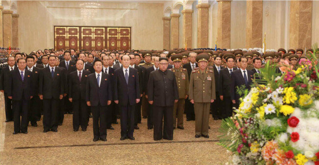 2017년 10월 7일 김정은 위원장이 당 중앙위원회 전원회의 참가자들과 금수산 태양궁전을 참배하고 있다. [동아DB]