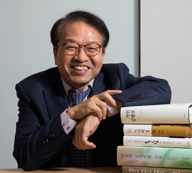 가인 김병로에 대한 ‘변호인적 이해’를 위해 집필기간 10년, 920쪽 분량의 방대한 전기를 펴낸 한인섭 서울대 법학전문대학원 교수는 “가인과 동행하면서 20세기 대한민국 법조사를 정리했다”면서 자신이 집필한 책에 남겨진 가인의 발자취를 하나하나 소개했다. [조영철 기자]