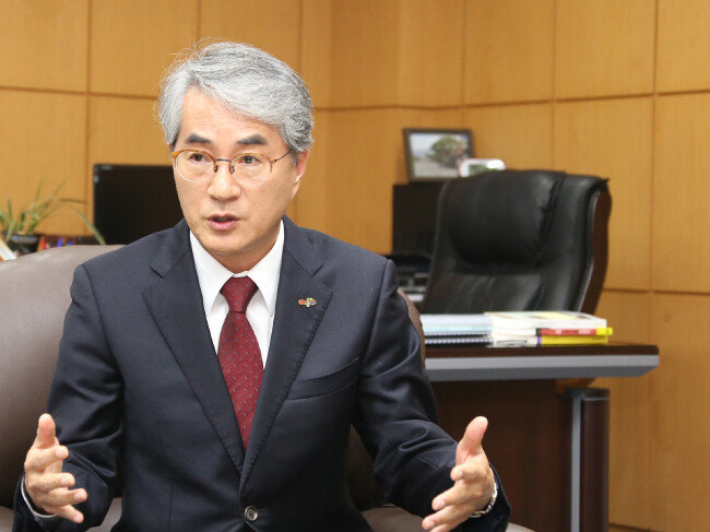 경남 창원 도교육청에서 신동아 인터뷰에 응한 박종훈 교육감은 “수월성 교육보다 평등 교육이 더 중요하다”고 말했다. [경남도교육청 홍보실 제공]