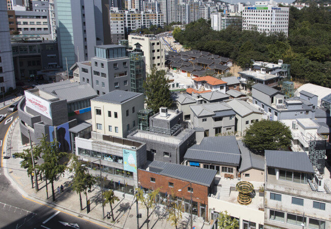 새 단장한 이후의 풍경. 마을 자체가 20세기 서울 주택가 골목풍경을 담은 살아있는 박물관으로 변모했다. 신축하거나 개조한 부분은 차별화를 위해 회색 페인트로 구별했다. [건축사무소 기오헌 제공]