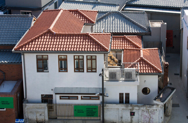평평한 옥상에 박공지붕을 얹어 ‘불란서집’ 풍으로 개조된 ‘슬라브집’ [건축사무소 기오헌 제공]