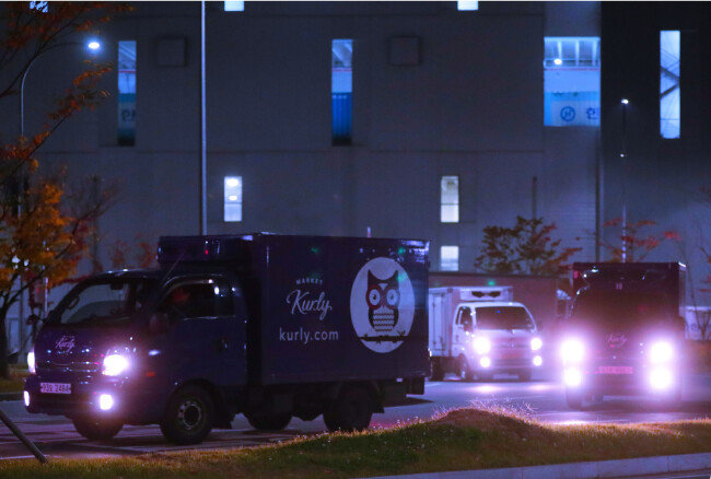 토요일 자정 무렵 서울 송파구 장지동 서울복합물류를 출발하는 새벽 배송 트럭들. [박해윤 기자]