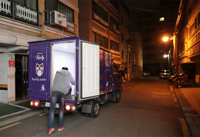 마켓컬리 직원 박진수 씨가 서울 송파구 일대를 돌며 새벽 배송을 하는 모습. [박해윤 기자]