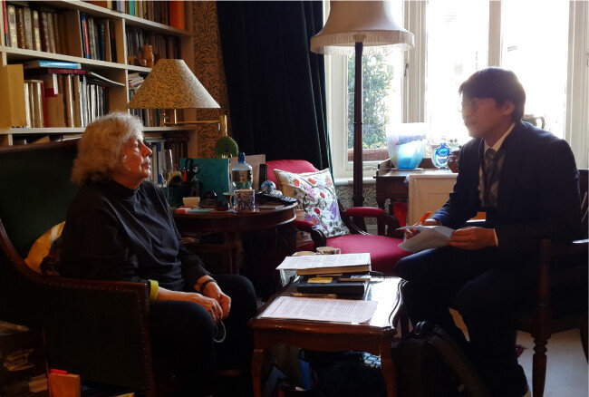 2017년 11월 13일 영국 런던 남부 푸트니에 있는 앤토니아 수전 바이엇 자택에서 인터뷰 중인 바이엇(왼쪽)과 김창희 연세대 교수. [토지문화재단 제공]
