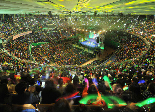 국제위러브유운동본부가 2017년 11월 26일 서울 잠실실내체육관에서 개최한 제18회 ‘새생명 사랑의 콘서트’ 현장. 각국 외교관을 비롯해 각계 인사, 위러브유 회원 등 1만2000여 명이 재난, 질병, 빈곤 등으로 어려운 국내외 이웃들에게 희망의 메시지를 전했다. [박해윤 기자]