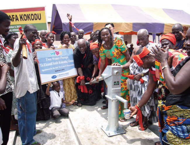 위러브유가 가나 에쿰피 스라파 코코두 마을에 물펌프 2대를 설치했다. 깨끗하고 시원한 물이 쏟아지자 주민들이 기쁨과 감동을 만끽하고 있다. [박해윤 기자]
