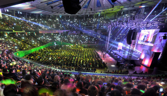 잠실 실내체육관 1층 플로어부터 2·3층 객석, 무대 뒤까지 가득 메운 관객들. [박해윤 기자]