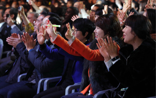 출연진들의 열정적인 무대에 객석에서는 박수가 터져 나왔다. [박해윤 기자]