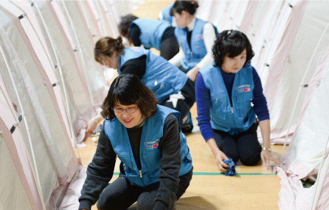 포항 지진 이재민들의 임시 숙소인 흥해실내체육관 내부를 아침저녁으로 청소해 이재민들이 청결한 환경에서 지내도록 돕고 있는 위러브유 회원들. [박해윤 기자]