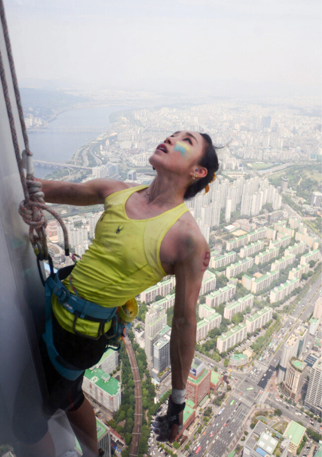 555m 롯데월드타워를 오르는 김자인 선수. [동아DB]