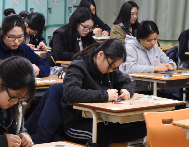 수능 시험을 치르는 학생들. 오는 6월 교육감 선거는 2기 진보 교육감들에 대한 교수 및 학부모의 평가 무대가 될 것으로 전망된다. [울산=뉴시스]
