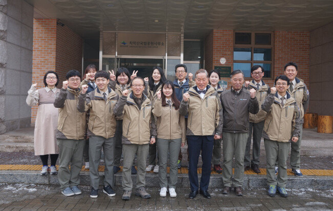권경업 이사장이 치악산국립공원사무소를 찾아 직원들을 격려하고 있다.