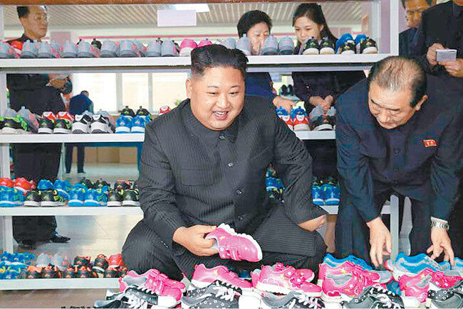 북한 김정은 위원장이 2017년 10월 평양에 있는 류원 신발공장을 현지 지도하고 있다. [동아DB]