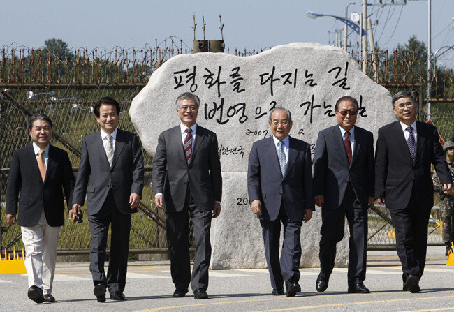 2012년 대선 당시 문재인 대선 후보와 김대중·노무현 정부 시절 통일부 장관들이 2007년 남북정상회담 표지석을 찾았다. 맨 오른쪽이 이종석 전 장관. [동아DB]