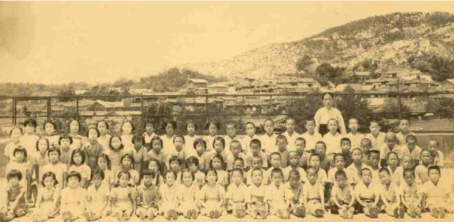 혜화초교 4학년 1반 친구들이다. 6·25전쟁 직전 촬영했다.