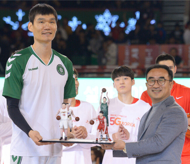 1월 5일 열린 원주 DB와 서울 SK 경기에 앞서 SK 윤용철 단장이 김주성 선수에게 은퇴투어 기념선물을 전달하고 있다. [동아DB]